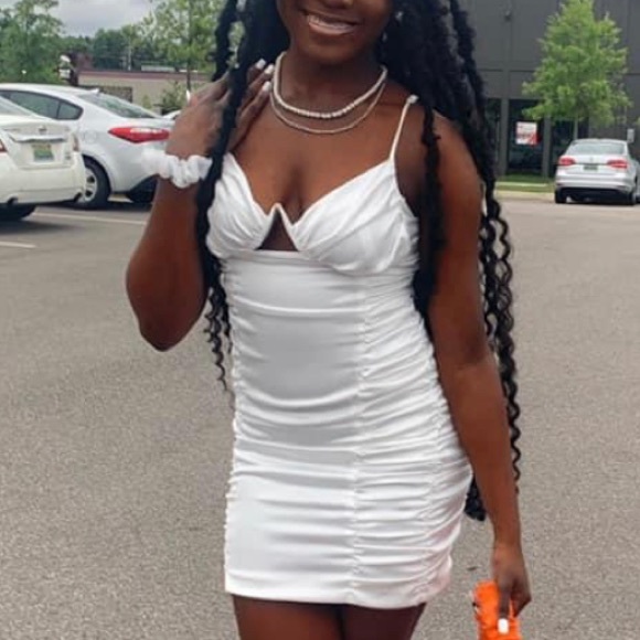 White dress - Picture 1 of 1